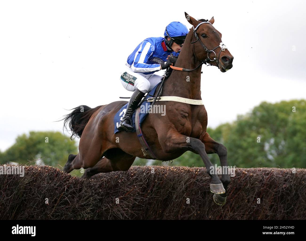 File photo datato 12-10-2021 del tuo Darling guidato da jockey Luca Morgan. Data di emissione: Sabato 6 novembre 2021. Foto Stock