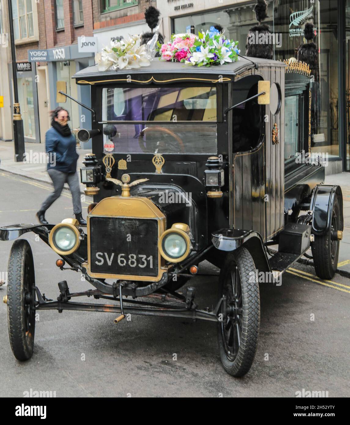 Londra UK Sabato 06 Novembre 2021 un carro funebre, e bara, Dal 1796 in Regent Street festeggia il 127 anniversario dell'evento motoristico più lungo del mondo. La corsa di auto veterana di Londra di Southeby a Brighton, con alcuni dei piloti che vanno in abbigliamento da anni a lungo per aggiungere alla magia dell'evento. Paul Quezada-Neiman/Alamy Live News Foto Stock