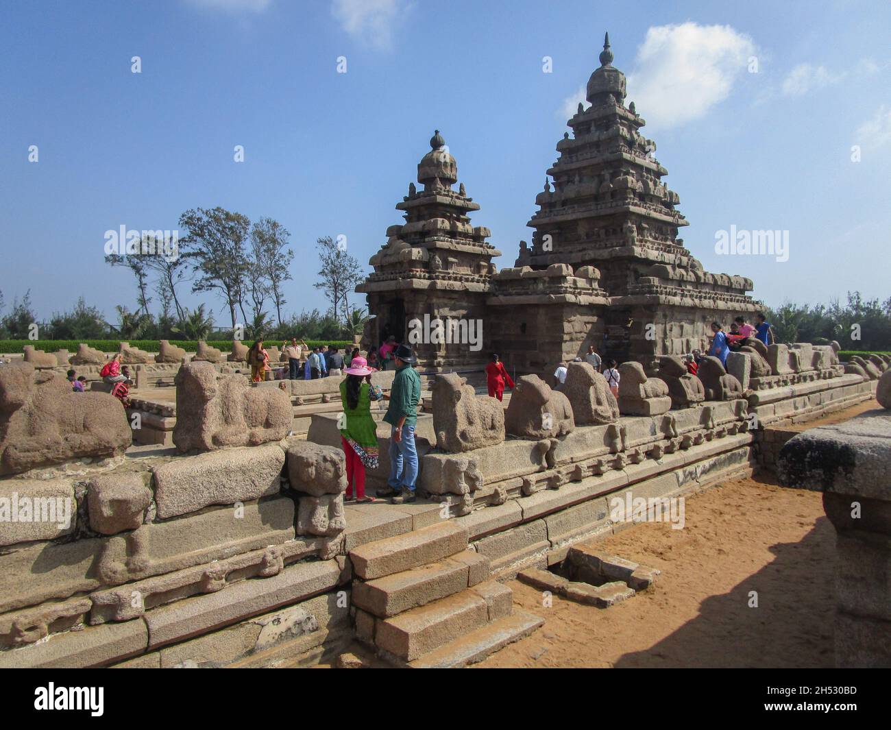 Mamallapuram, India - Gennaio 2015: Il sito archeologico di Mamallapuram è famoso per i templi scolpiti nella pietra. Il Tempio Shore. Foto Stock