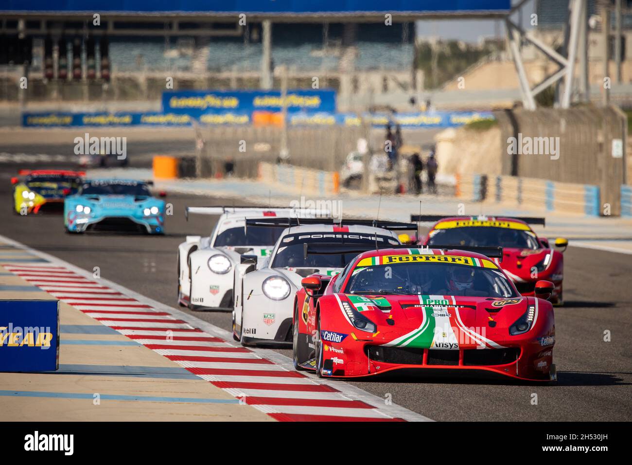 Bahrein. 6 novembre 2021. 51 Pier Guidi Alessandro (ita), Calado James (gbr), AF Corse, Ferrari 488 GTE Evo, azione 92 Estre Kevin (fra), Jani Neel (che), Christensen Michael (dnk), Porsche GT Team, Porsche 911 RSR - 19, azione 91 Bruni Gianmaria (ita), Lietz Richard (aut), Makowiecki, Porsche GT Team (FR), Porsche GT Team), Porsche (FR), Porsche GT Team) Porsche 911 RSR - 19, azione 52 Serra Daniel (bra), Molina Miguel (esp), AF Corse, Ferrari 488 GTE Evo, azione durante la 8 ore del Bahrain, 6° round del FIA World Endurance Championship 2021, FIA WEC, sul circuito Internazionale del Bahrain, dal 4 al 6 novembre 2021 a Sakhir, Foto Stock
