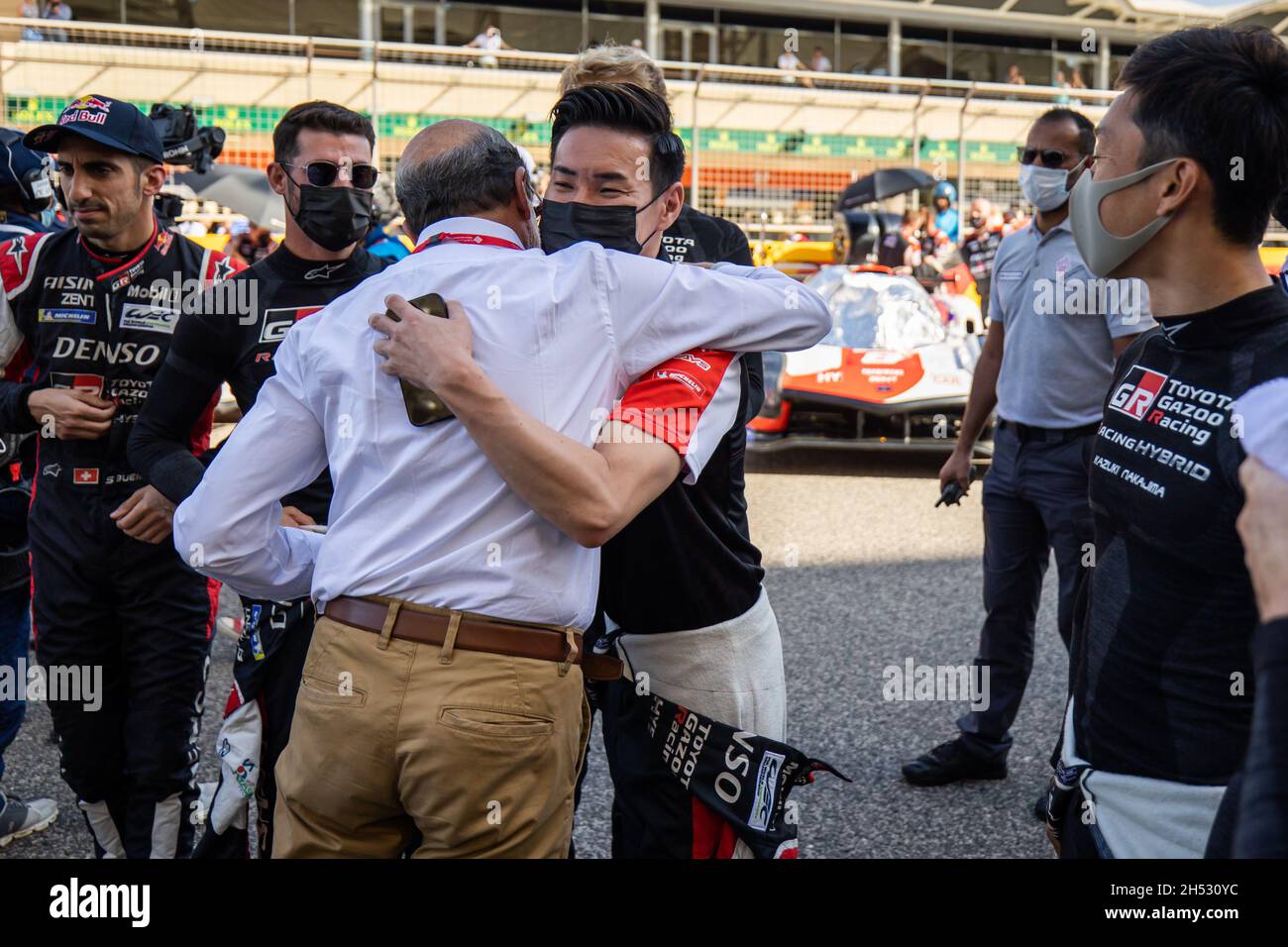 Bahrein. 6 novembre 2021. Mille Richard (fra), Président alla Commissione FIA Endurance, ritratto Kobayashi Kamui (jpn), Toyota Gazoo Racing, Toyota GR010 - Hybrid, ritratto di partenza griglia, partenza, durante la 8 ore del Bahrain, 6° round del FIA World Endurance Championship 2021, FIA WEC, sul circuito Internazionale del Bahrain, Dal 4 al 6 novembre 2021 a Sakhir, Bahrain - Photo Germain Hazard / DPPI Credit: DPPI Media / Alamy Live News Foto Stock