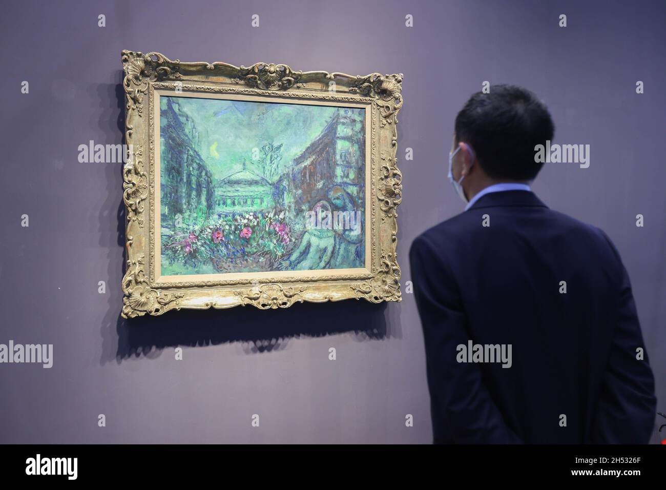 Shanghai, Cina. 05 novembre 2021. (211106) -- SHANGHAI, 6 novembre 2021 (Xinhua) -- un visitatore vede un'opera d'arte allo stand di Sotheby durante la 4a China International Import Expo (CIIE) nella Cina orientale di Shanghai, 6 novembre 2021. La China International Import Expo (CIIE) ha per la prima volta istituito una sezione dedicata alle reliquie culturali e all'arte. Le grandi case d'asta hanno fatto i loro debutti alla quarta iterazione dell'esposizione nella speranza di attrarre i collettori cinesi. La sezione speciale ha un'area espositiva di oltre 1,200 metri quadrati e ospita 178 mostre per un valore complessivo stimato di 2.35 billio Foto Stock