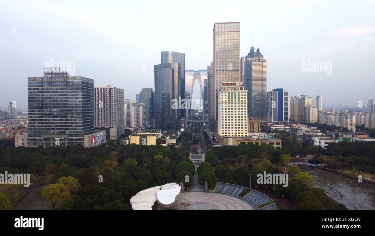 Foto aerea del centro di Suzhou con i grattacieli e il famoso edificio della porta Orientale in serata Foto Stock