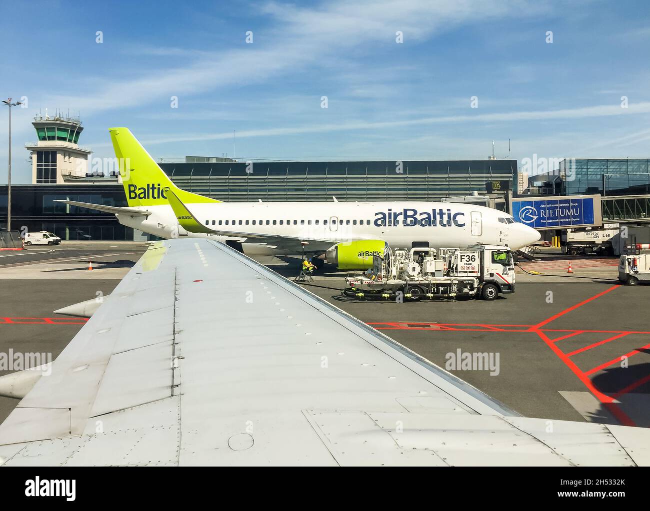 Riga, Lettonia - 5 maggio 2018: Predisposizione per la partenza dell'aeromobile AirBaltic all'aeroporto internazionale di riga. Foto Stock