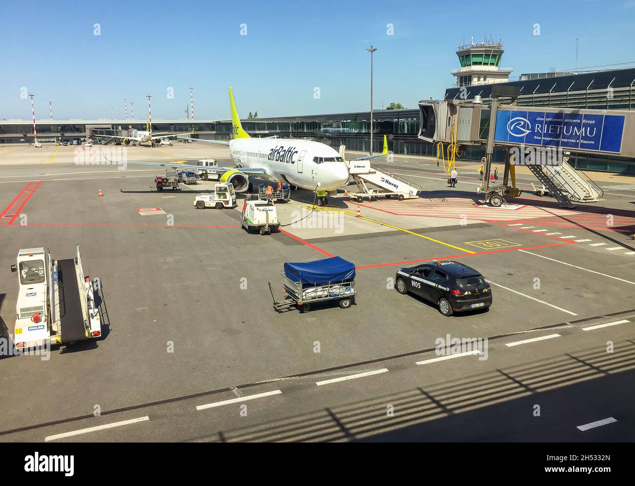 Riga, Lettonia - 5 maggio 2018: Predisposizione per la partenza dell'aeromobile AirBaltic all'aeroporto internazionale di riga. Foto Stock