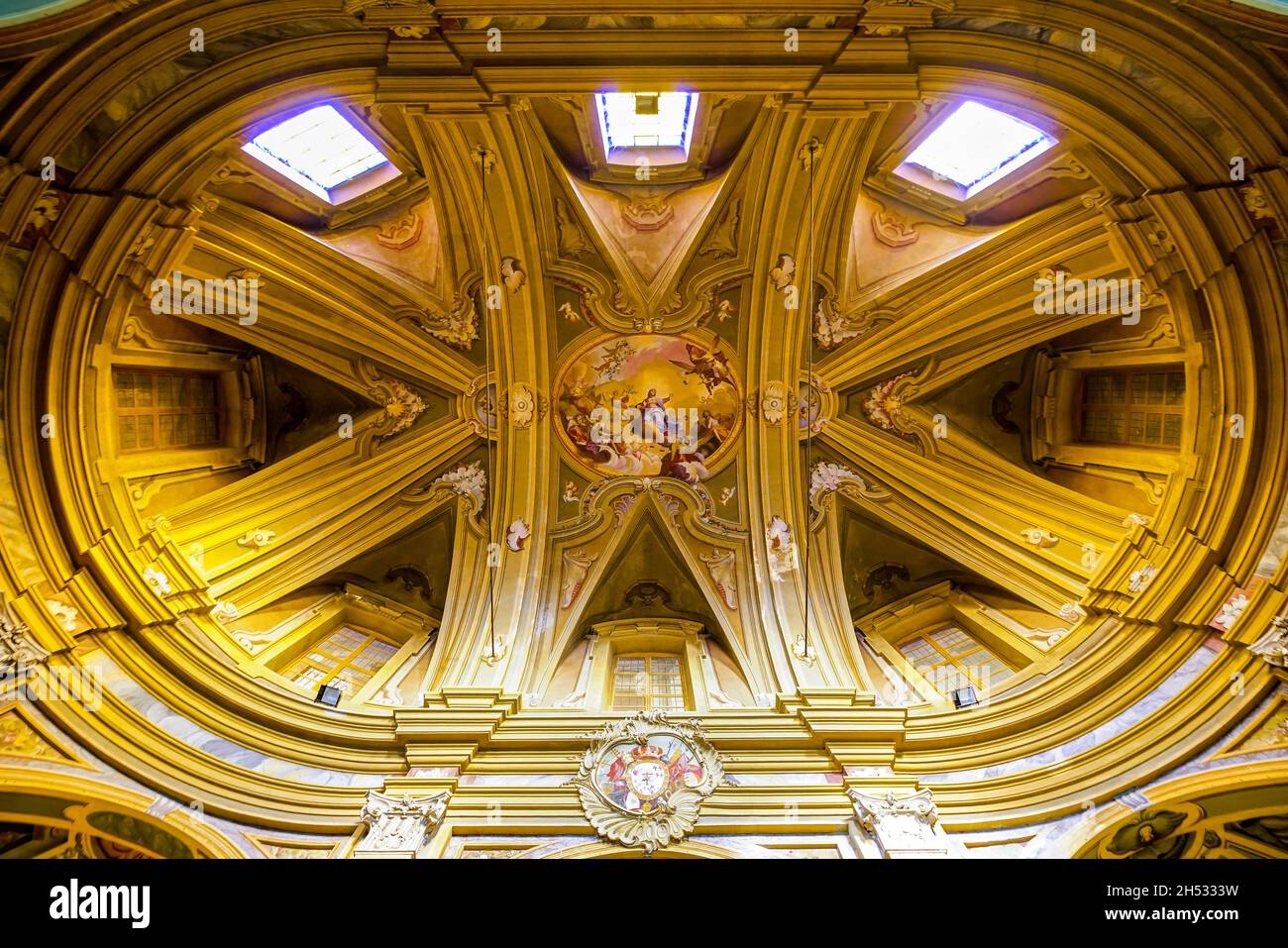 Veduta della cupola ellittica della Chiesa di Santa Maria degli Angeli a Bra. Bra è un comune italiano di 83 abitanti della provincia di Cuneo Foto Stock
