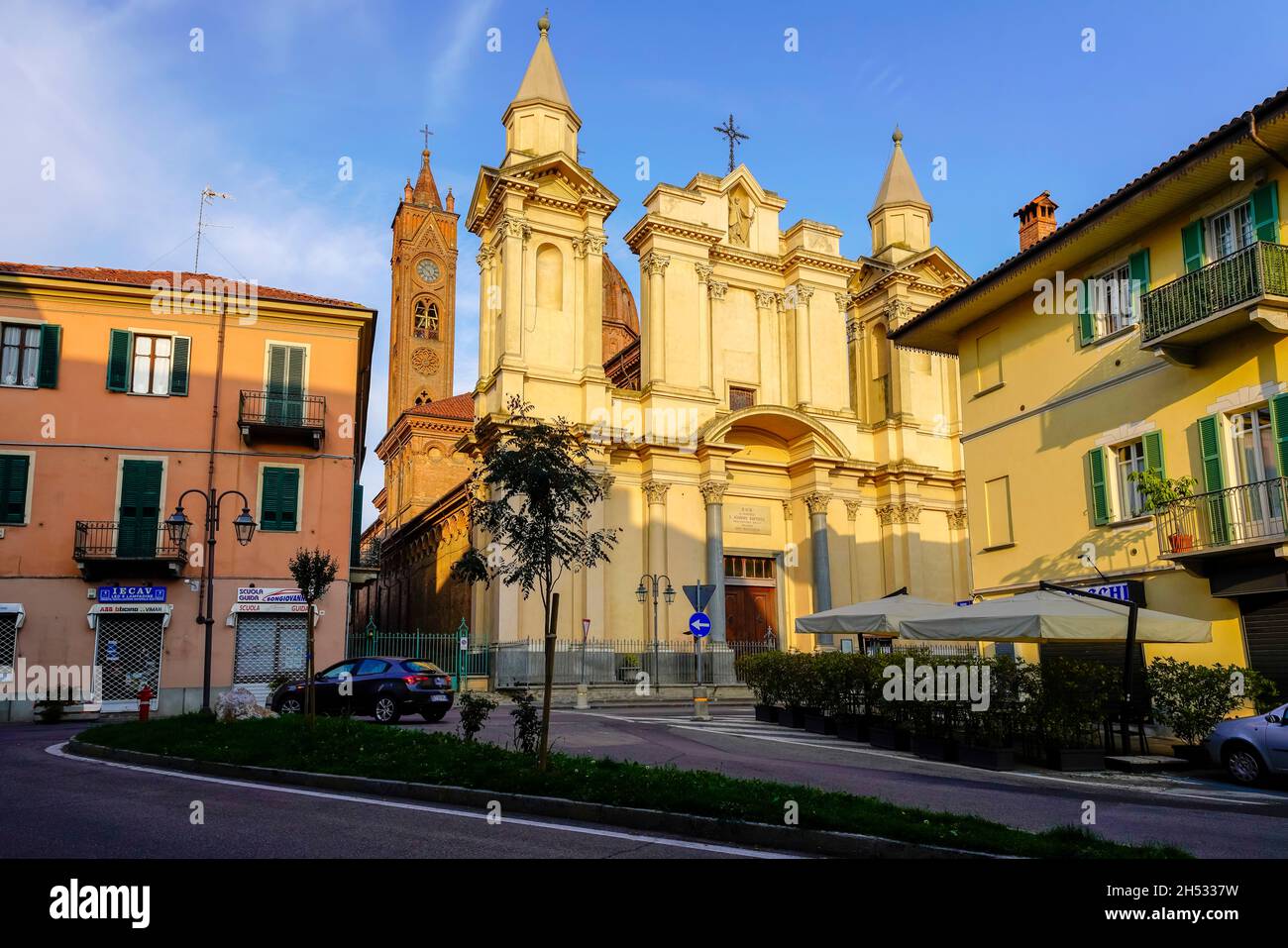 Vedi la chiesa parrocchiale di San Giovanni Battista nel centro storico di Bra, provincia di Cuneo, regione Piemonte, Italia settentrionale. Foto Stock