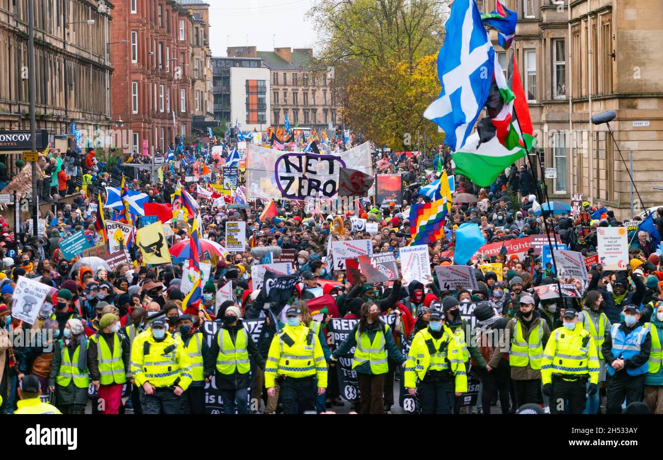 Glasgow, Scozia, Regno Unito. 6 novembre 2021. La marcia sulla giustizia per i cambiamenti climatici si svolge nel centro di Glasgow. . PIC; Iain Masterton/Alamy Live News. Foto Stock