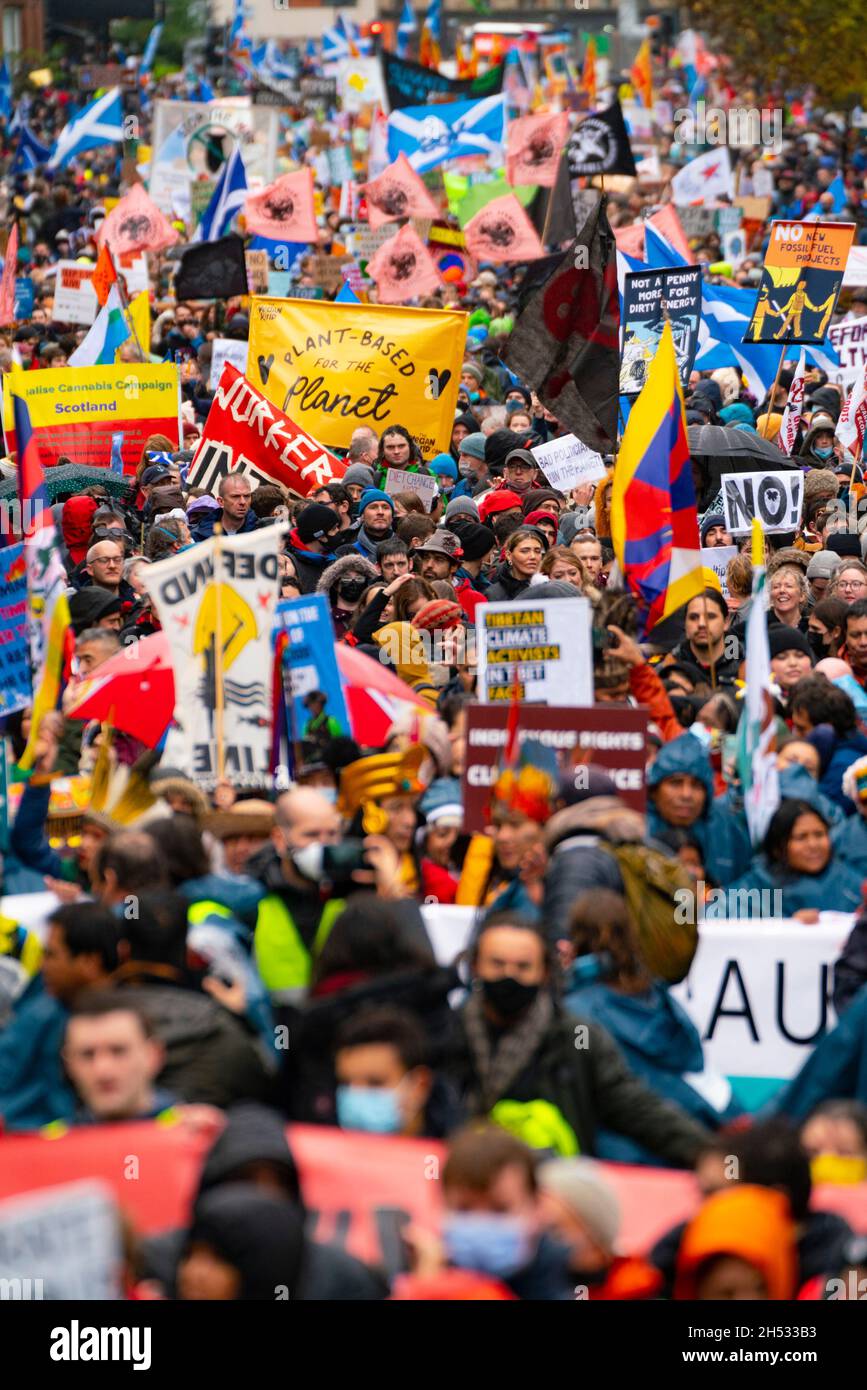 Glasgow, Scozia, Regno Unito. 6 novembre 2021. La marcia sulla giustizia per i cambiamenti climatici si svolge nel centro di Glasgow. . PIC; Iain Masterton/Alamy Live News. Foto Stock