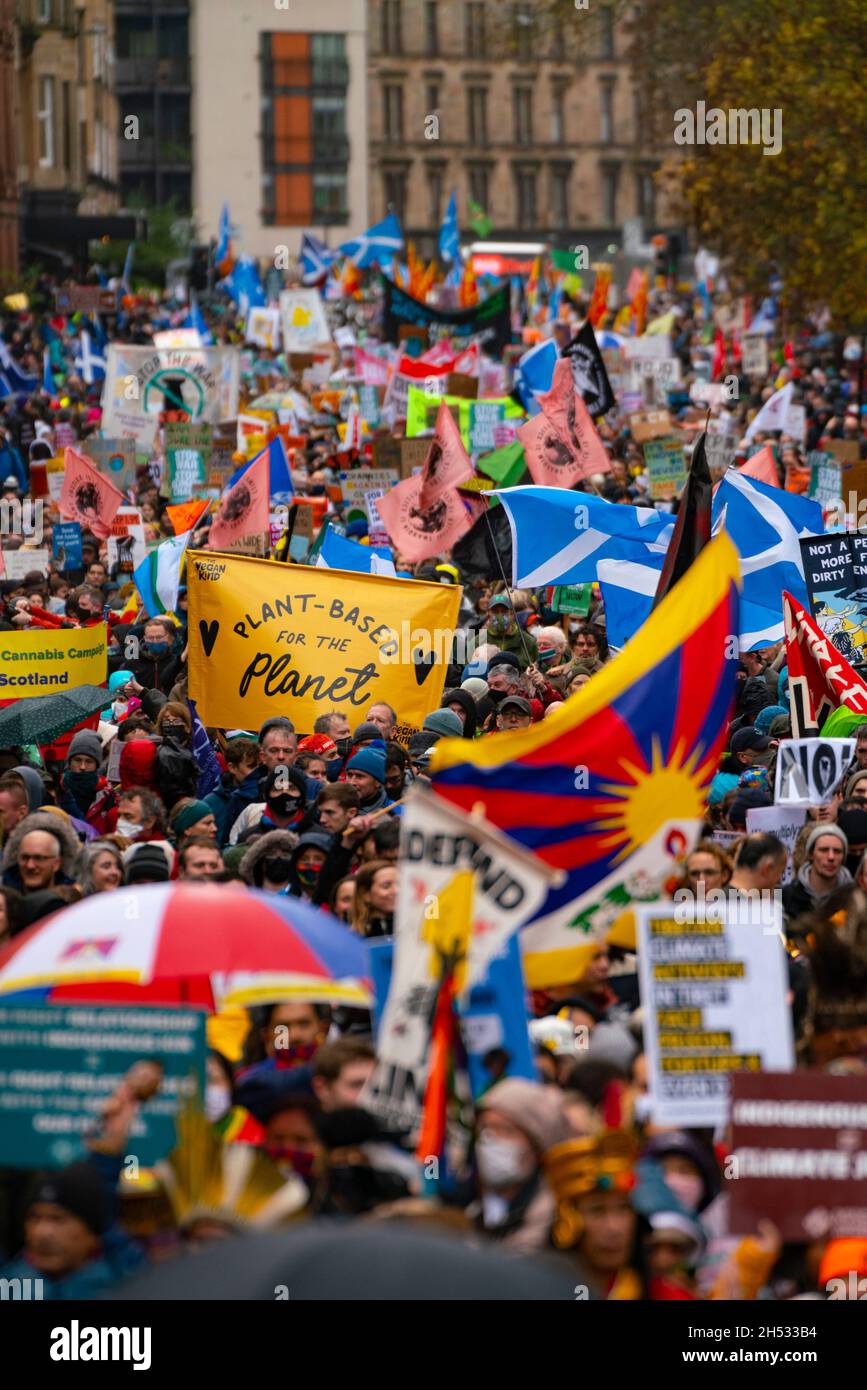 Glasgow, Scozia, Regno Unito. 6 novembre 2021. La marcia sulla giustizia per i cambiamenti climatici si svolge nel centro di Glasgow. . PIC; Iain Masterton/Alamy Live News. Foto Stock