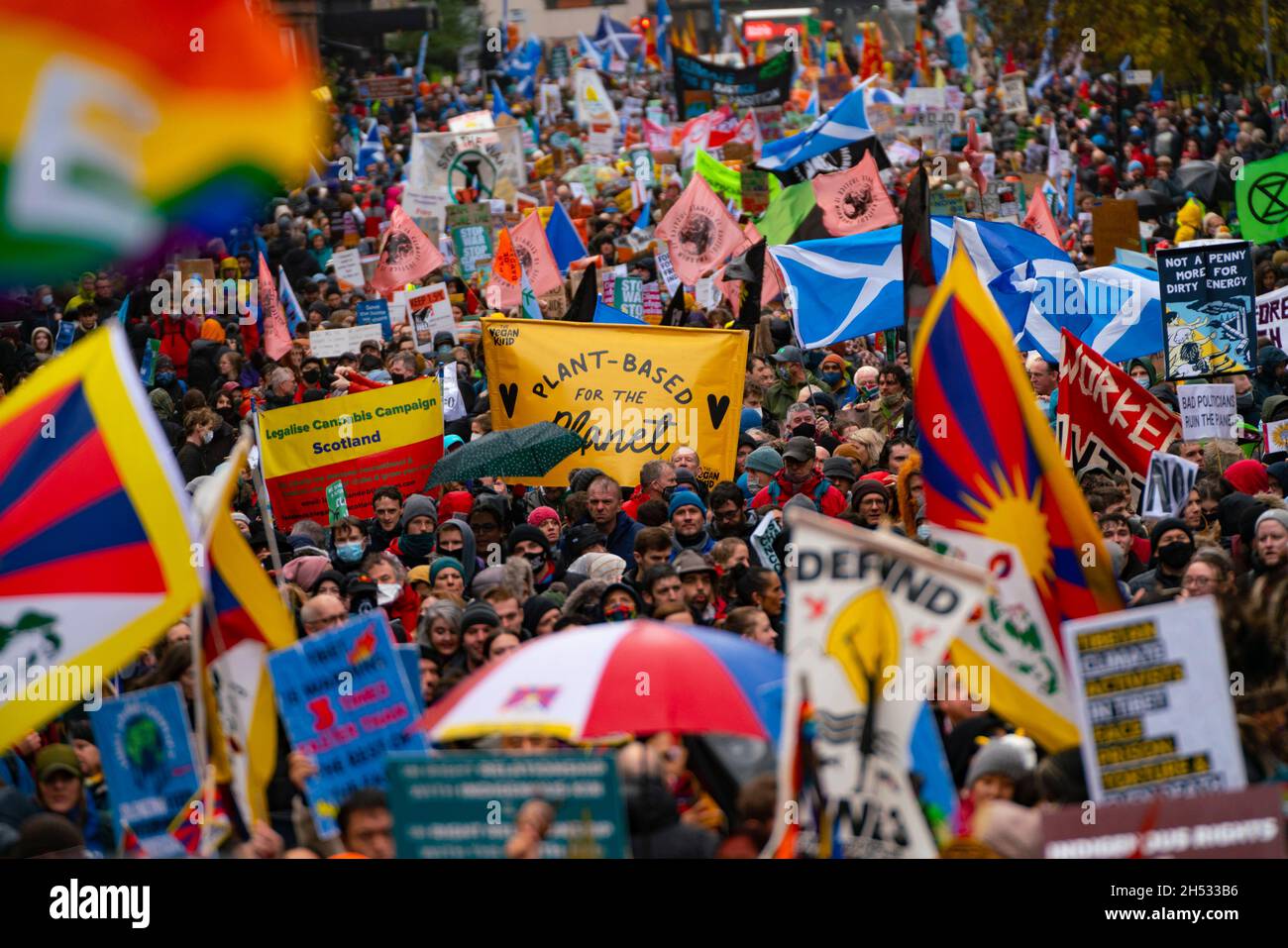 Glasgow, Scozia, Regno Unito. 6 novembre 2021. La marcia sulla giustizia per i cambiamenti climatici si svolge nel centro di Glasgow. . PIC; Iain Masterton/Alamy Live News. Foto Stock