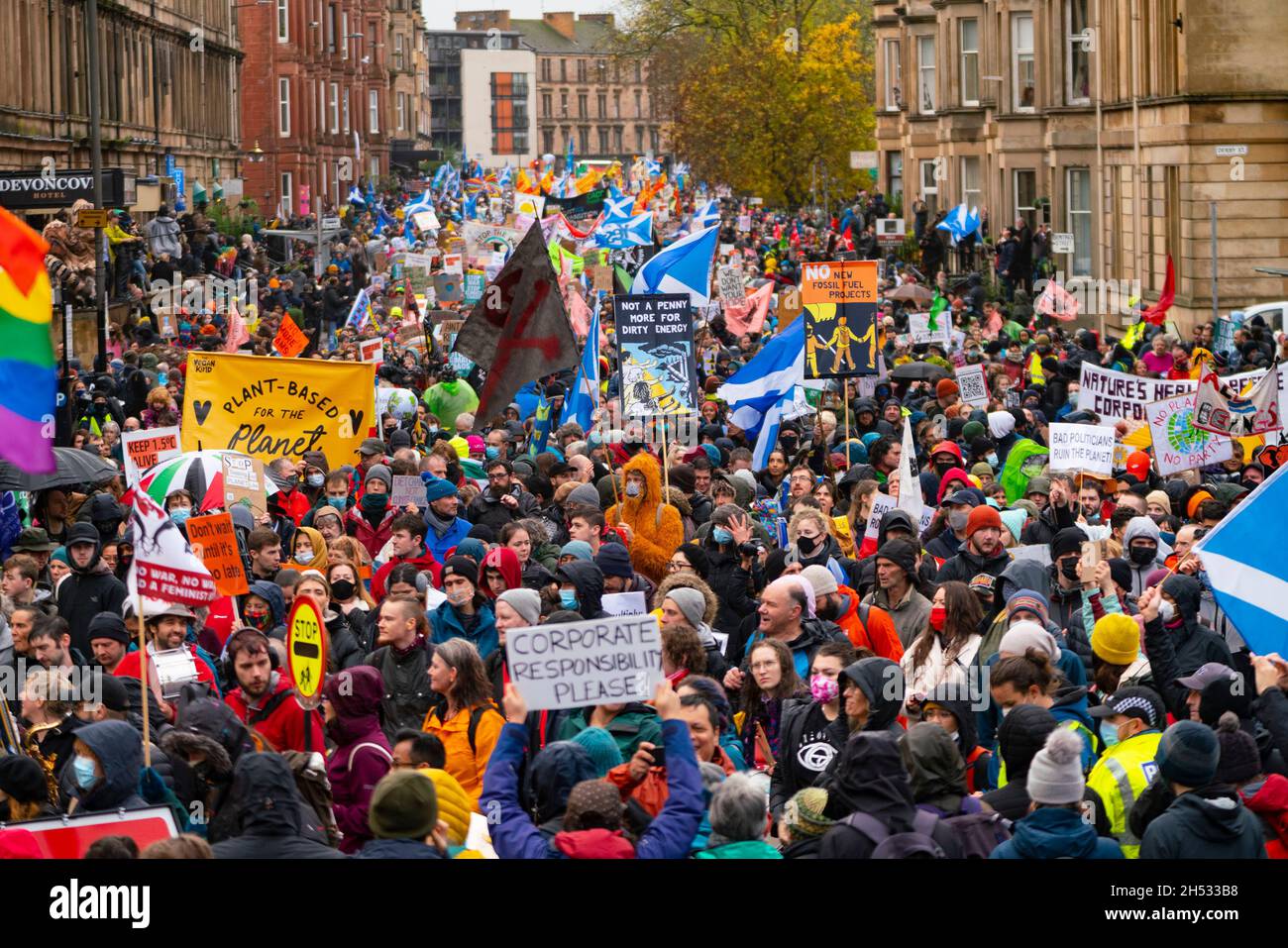 Glasgow, Scozia, Regno Unito. 6 novembre 2021. La marcia sulla giustizia per i cambiamenti climatici si svolge nel centro di Glasgow. . PIC; Iain Masterton/Alamy Live News. Foto Stock