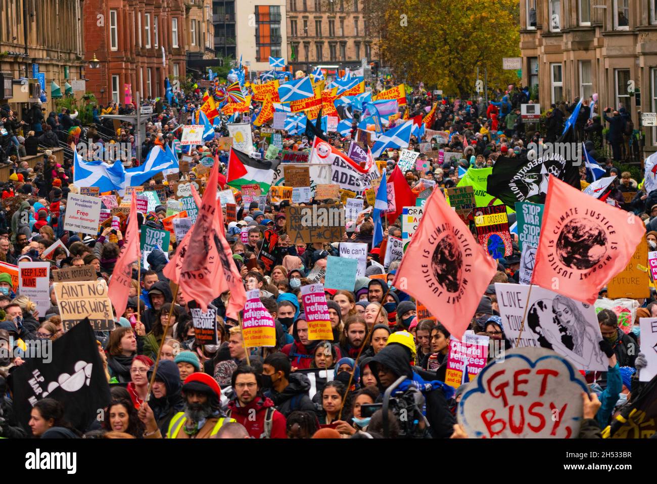 Glasgow, Scozia, Regno Unito. 6 novembre 2021. La marcia sulla giustizia per i cambiamenti climatici si svolge nel centro di Glasgow. . PIC; Iain Masterton/Alamy Live News. Foto Stock