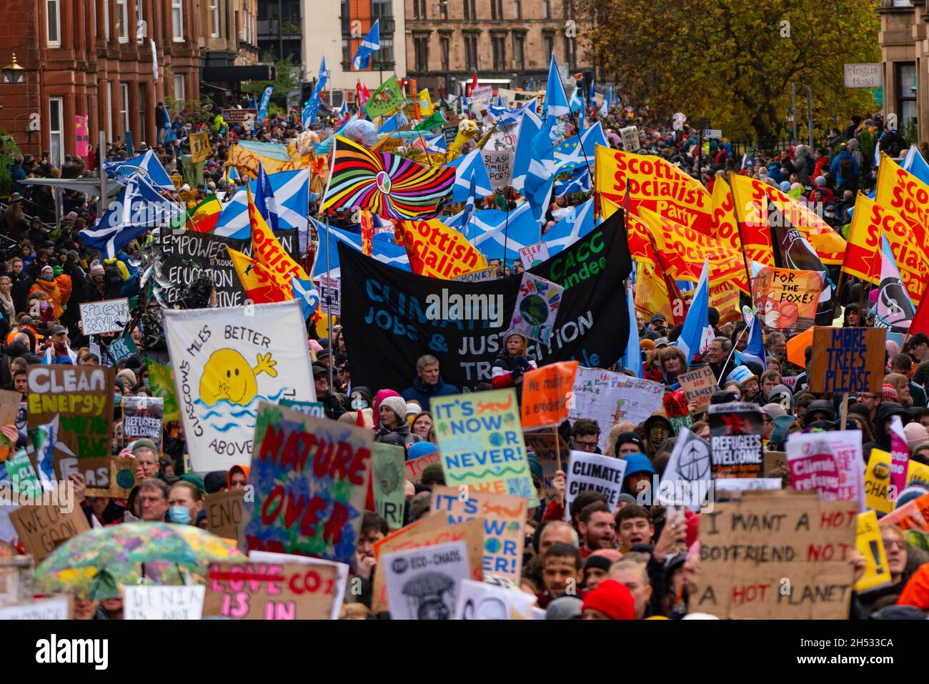 Glasgow, Scozia, Regno Unito. 6 novembre 2021. La marcia sulla giustizia per i cambiamenti climatici si svolge nel centro di Glasgow. . PIC; Iain Masterton/Alamy Live News. Foto Stock