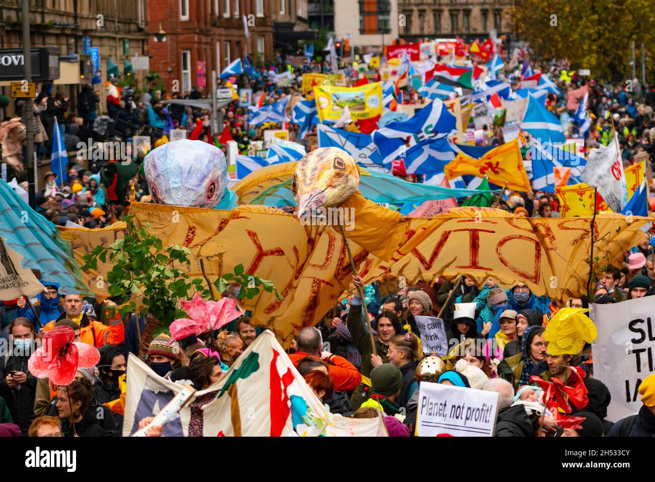 Glasgow, Scozia, Regno Unito. 6 novembre 2021. La marcia sulla giustizia per i cambiamenti climatici si svolge nel centro di Glasgow. . PIC; Iain Masterton/Alamy Live News. Foto Stock