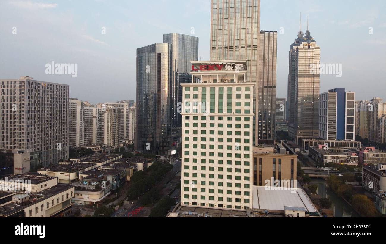 Foto aerea del centro di Suzhou con i grattacieli in serata Foto Stock