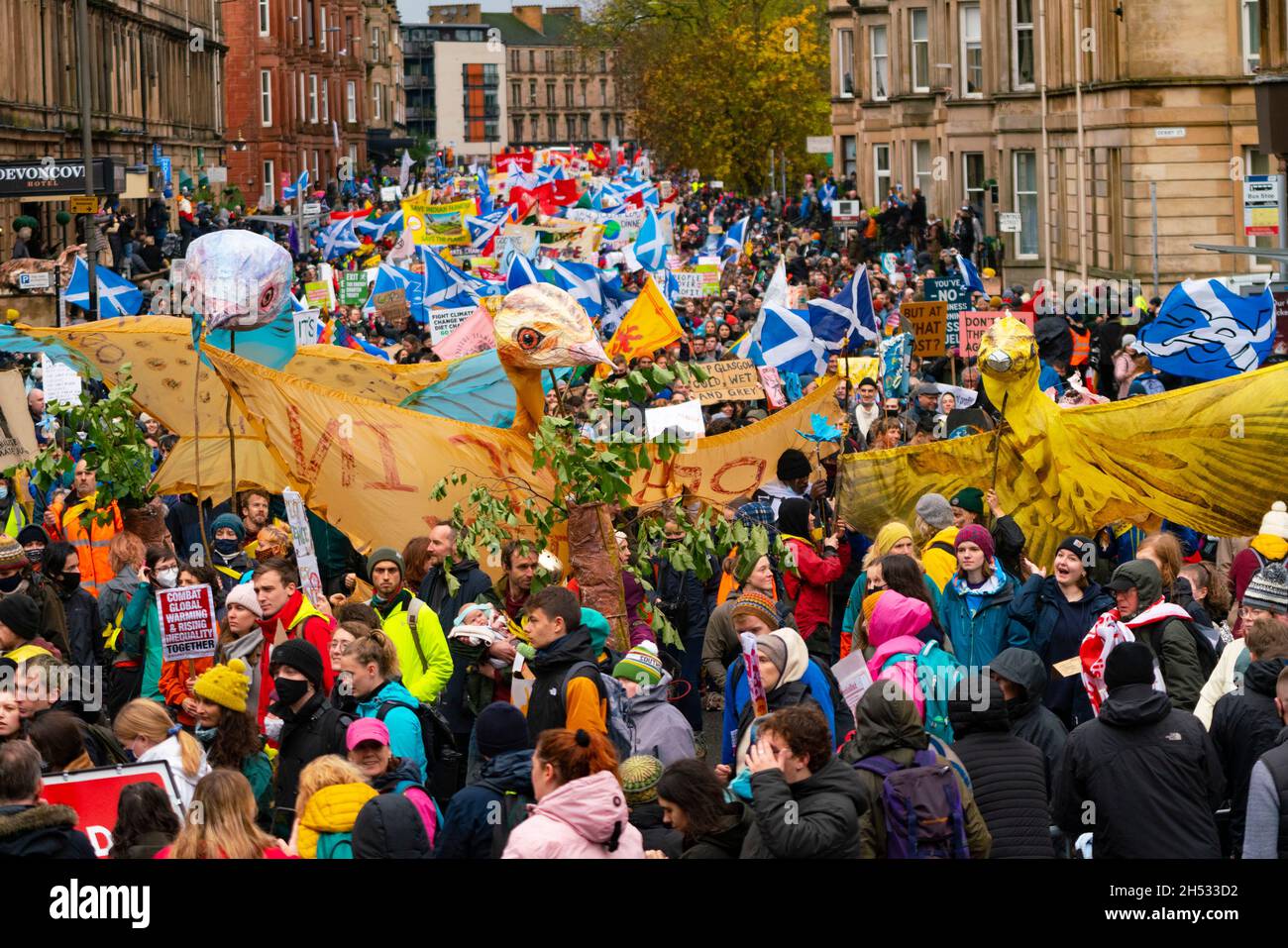 Glasgow, Scozia, Regno Unito. 6 novembre 2021. La marcia sulla giustizia per i cambiamenti climatici si svolge nel centro di Glasgow. . PIC; Iain Masterton/Alamy Live News. Foto Stock