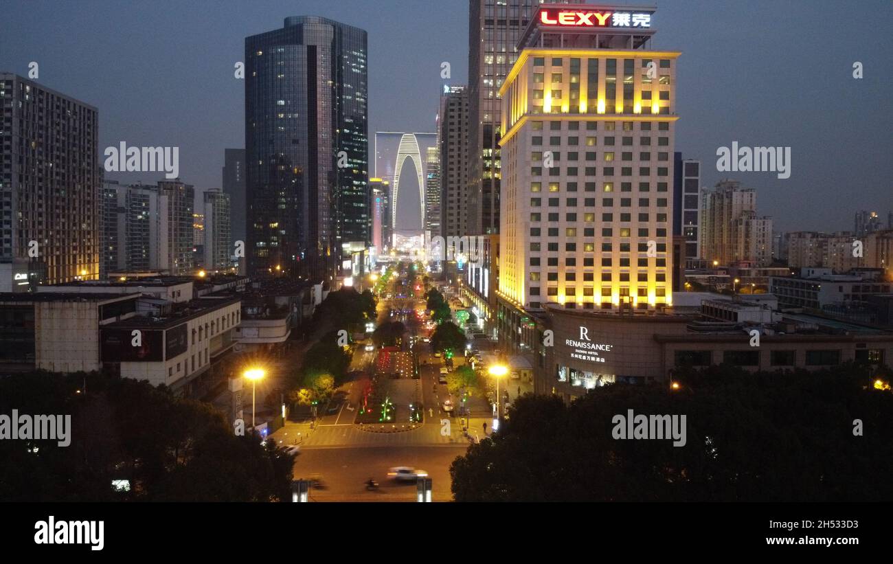 Foto aerea del centro di Suzhou con i grattacieli e il famoso edificio della porta Orientale di notte Foto Stock