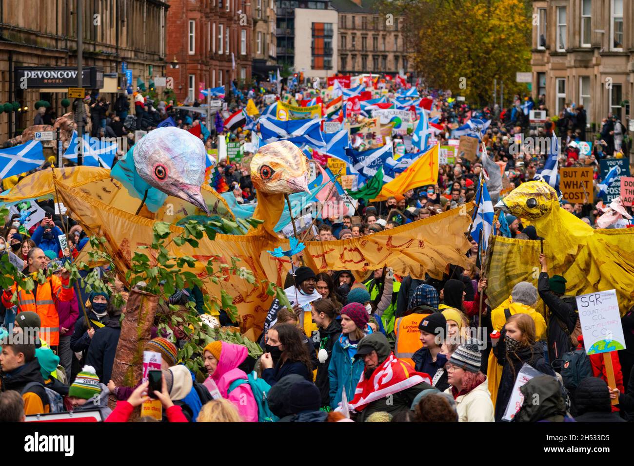 Glasgow, Scozia, Regno Unito. 6 novembre 2021. La marcia sulla giustizia per i cambiamenti climatici si svolge nel centro di Glasgow. . PIC; Iain Masterton/Alamy Live News. Foto Stock