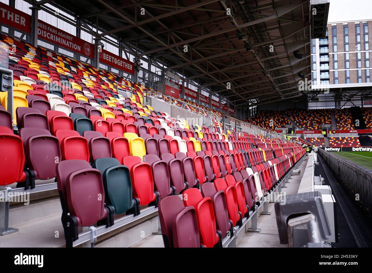 Londra, Regno Unito. 6 novembre 2021. Una visione generale del terreno durante la partita della Premier League tra Brentford e Norwich City al Brentford Community Stadium il 6 novembre 2021 a Londra, Inghilterra. (Foto di Mick Kearns/phcimages.com) Credit: PHC Images/Alamy Live News Foto Stock