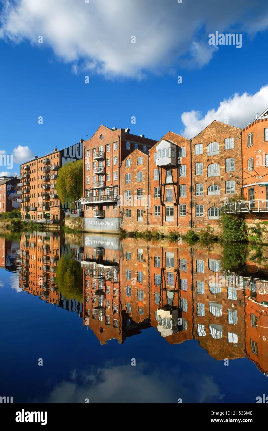 UK, West Yorkshire, Leeds, River Aire at Calls Landing visto da Brewery Place. Foto Stock