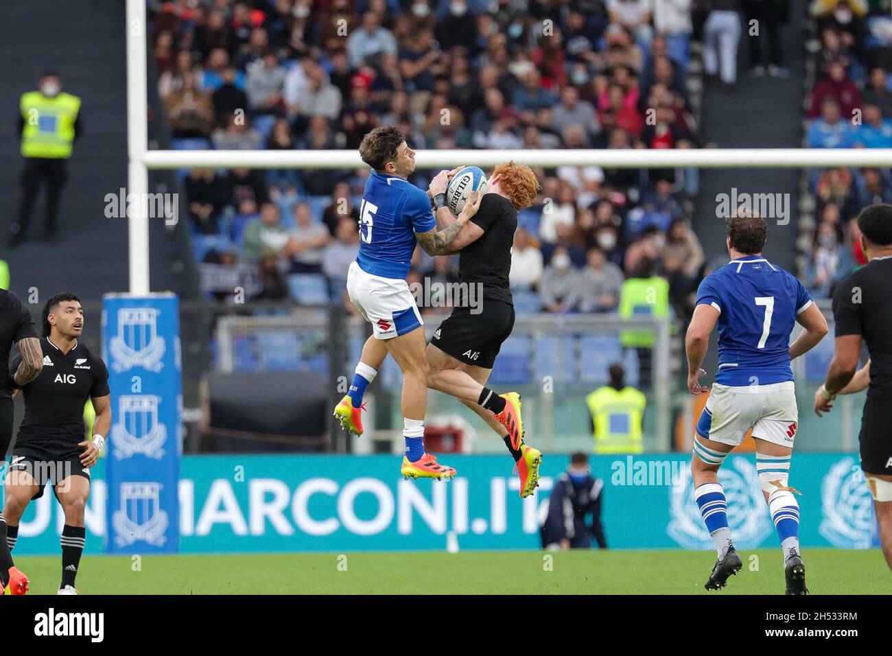 Roma, Italia. 6 novembre 2021. Matteo Minozzi (Italia) vs Brad Weber (Nuova Zelanda) durante Italia vs New Zeland, gara di rugby della Coppa delle nazioni d'autunno a Roma, Italia, Novembre 06 2021 Credit: Agenzia fotografica indipendente/Alamy Live News Foto Stock