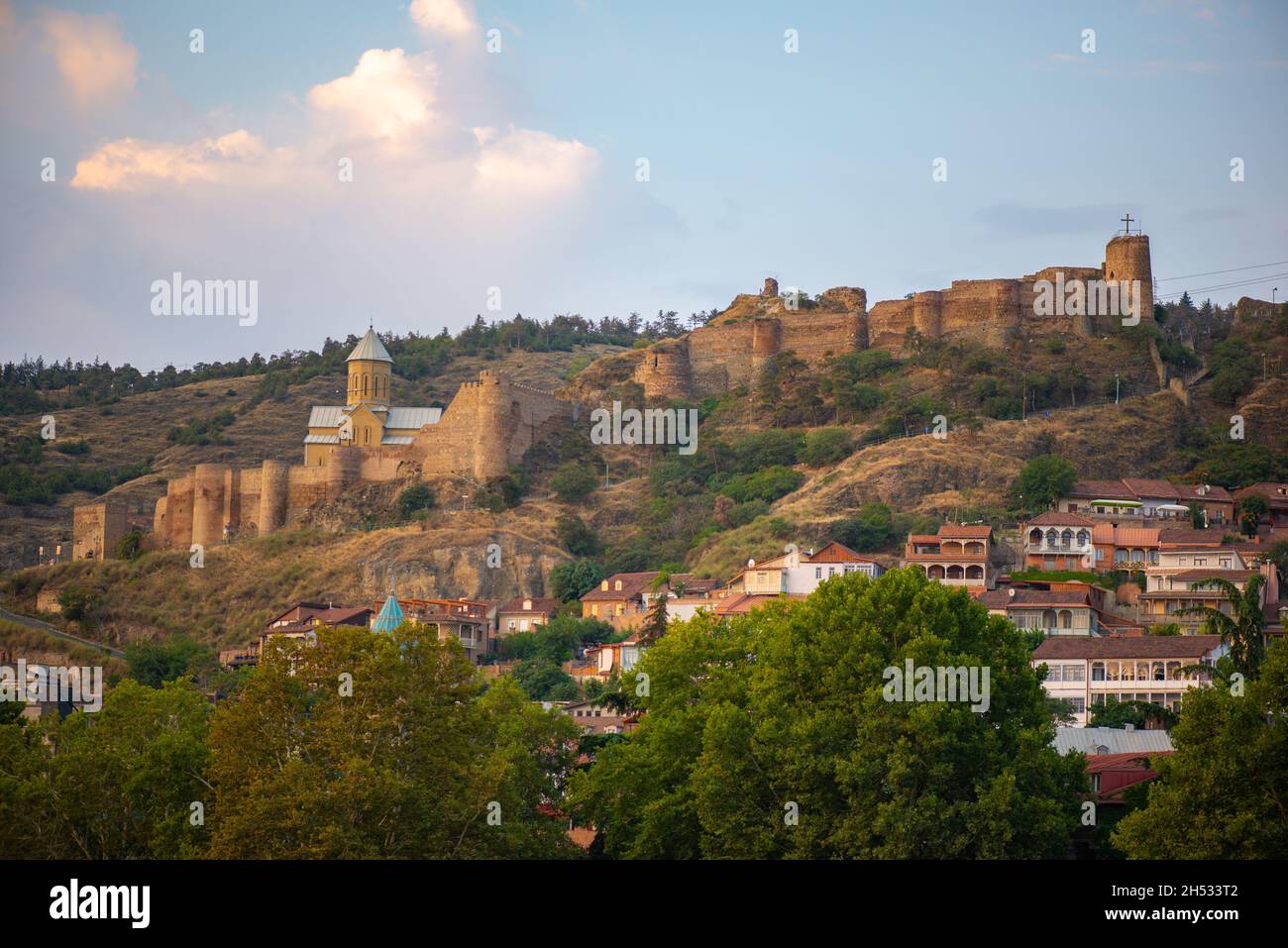 Vista della fortezza di Narikala dal parco di Tbilisi Foto Stock
