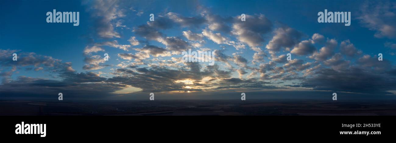 Panorama di tramonto e cielo nuvoloso. Paesaggio naturale celeste Foto Stock