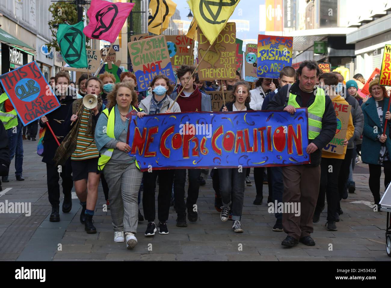 Newcastle, UK, 6 novembre 2021, COP26 attivista globale di protesta del clima da Newcastle chiedendo giustizia globale sul clima! Tenere Placards sul clima come parte di una Campagna Globale per l'azione sul cambiamento climatico, Credit: David Whinham/Alamy Live News Foto Stock