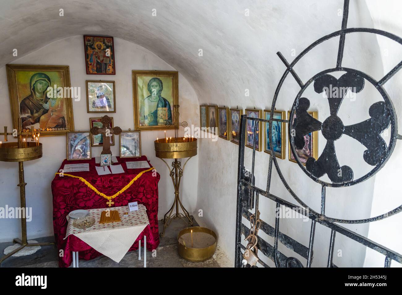 Interno della Cappella di San Nicola di Myra sul Capo Kaliakra nella regione meridionale di Dobruja della costa settentrionale bulgara del Mar Nero Foto Stock