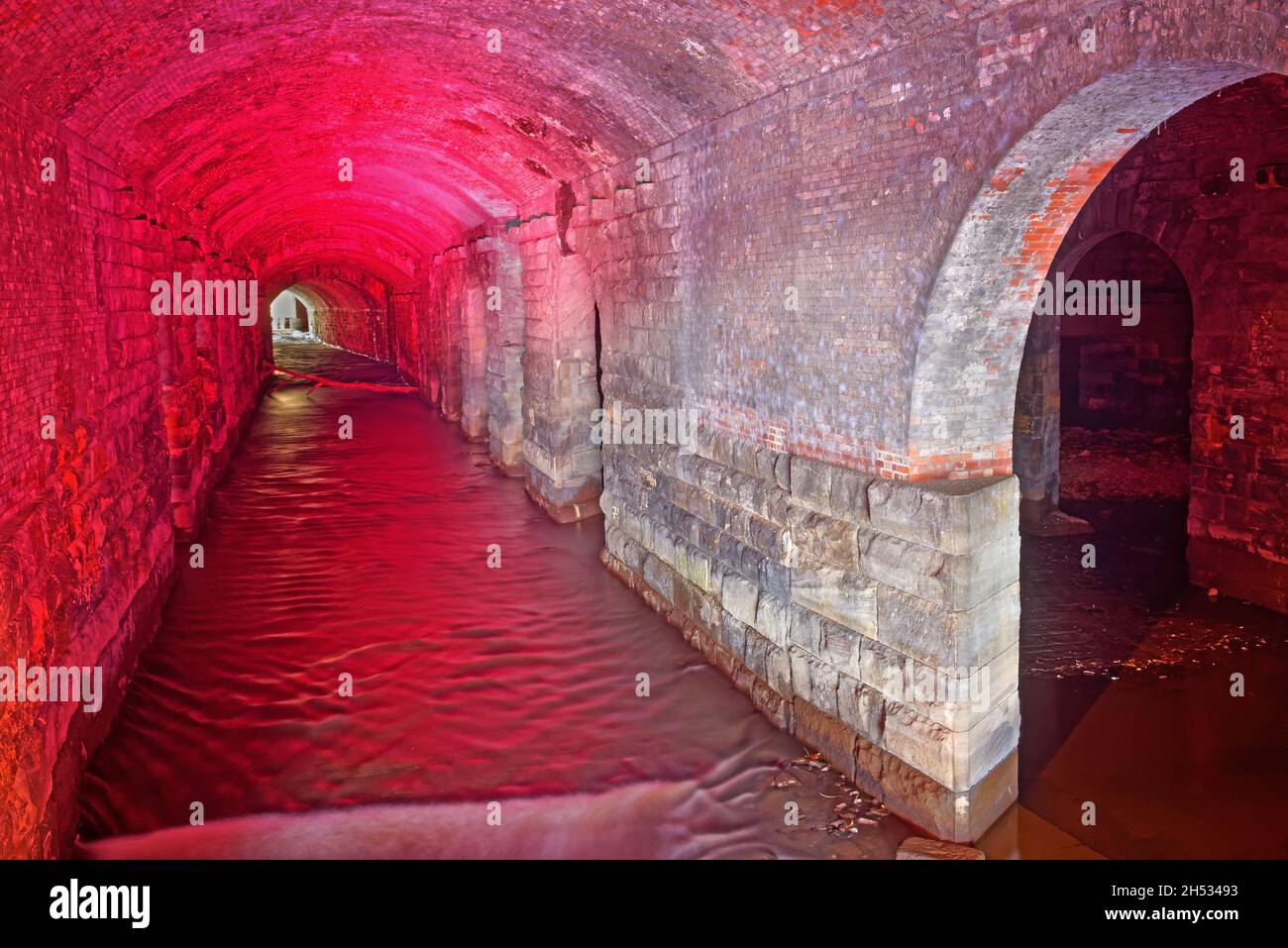 Regno Unito, West Yorkshire, Leeds, Granary Wharf, il complesso Dark Arches tunnel sotto la stazione ferroviaria di Leeds. Foto Stock