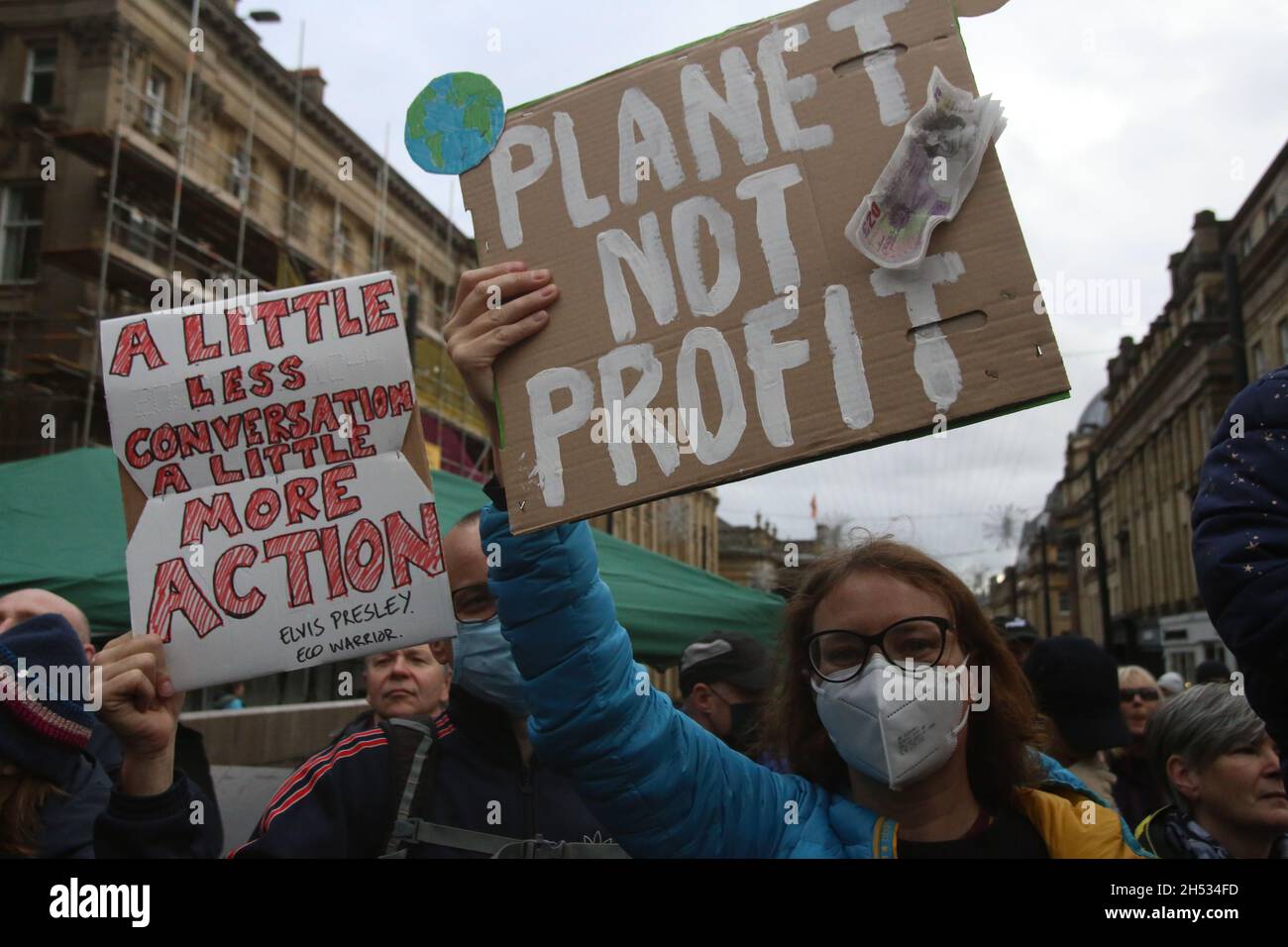 Newcastle, UK, 6 novembre 2021, COP26 attivista globale di protesta del clima da Newcastle chiedendo giustizia globale sul clima! Tenere Placards sul clima come parte di una Campagna Globale per l'azione sul cambiamento climatico, Credit: David Whinham/Alamy Live News Foto Stock