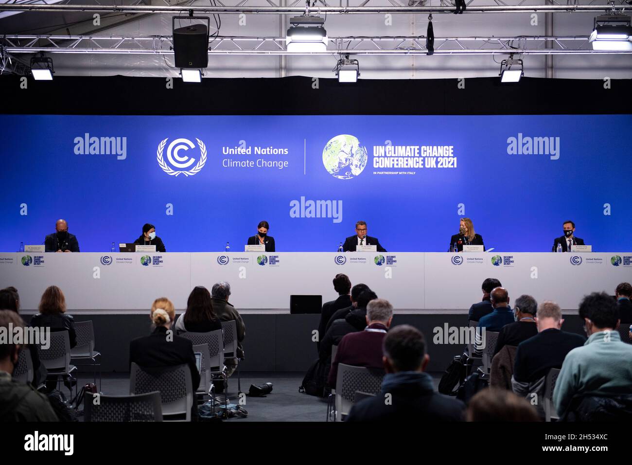 Glasgow, Scozia, Regno Unito. 6 novembre 2021. NELLA FOTO: Il Presidente della COP26 Alok Sharma dà una conferenza stampa Nature Land Use Delivery obiettivi di Parigi il giorno 6 della COP26 Climate Change Conference a Glasgow. Credit: Colin Fisher/Alamy Live News Foto Stock