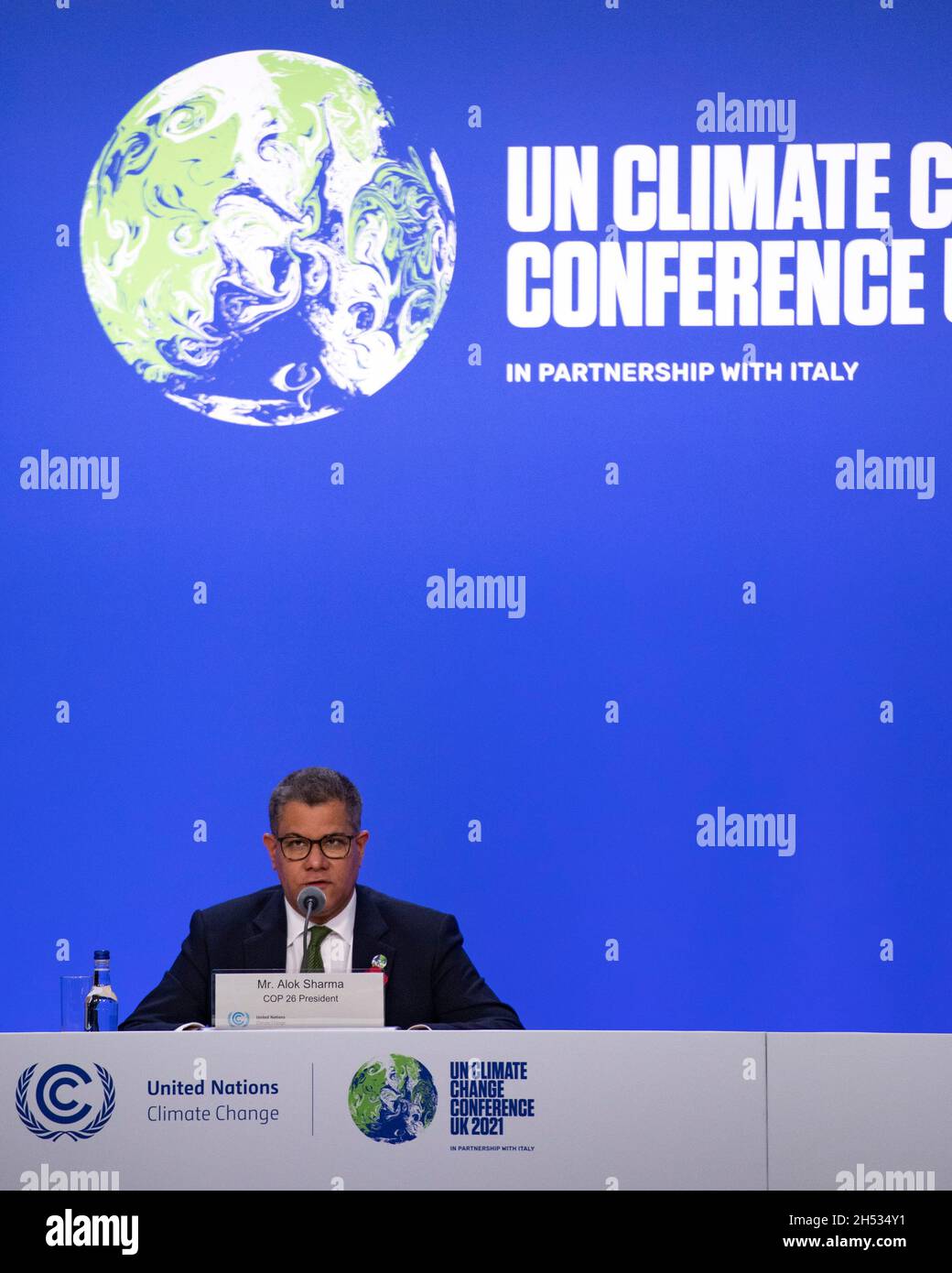 Glasgow, Scozia, Regno Unito. 6 novembre 2021. NELLA FOTO: Il Presidente della COP26 Alok Sharma dà una conferenza stampa Nature Land Use Delivery obiettivi di Parigi il giorno 6 della COP26 Climate Change Conference a Glasgow. Credit: Colin Fisher/Alamy Live News Foto Stock