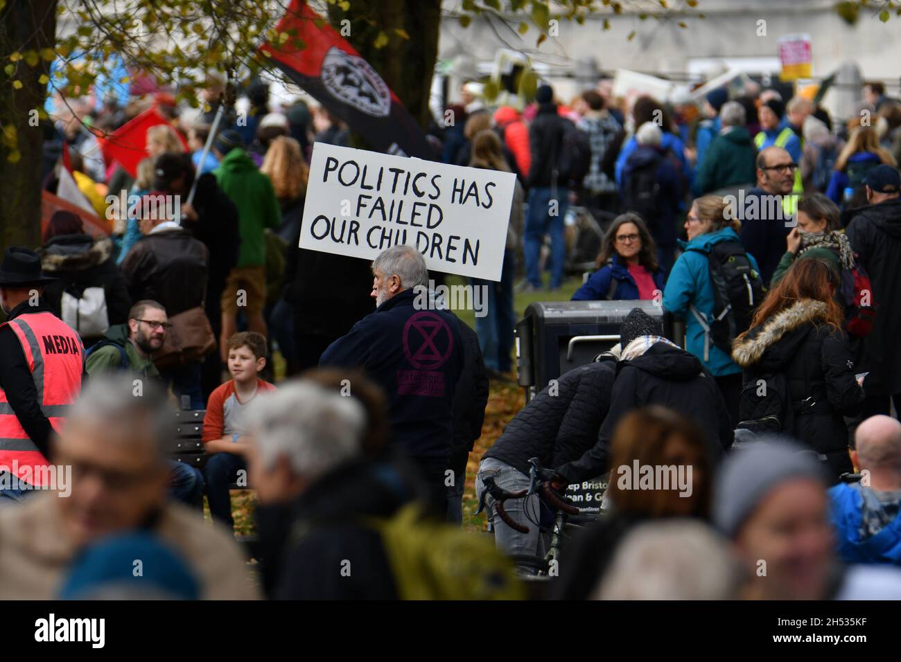 Bristol, Regno Unito. 6 novembre 2021. In un giorno umido e noioso, le masse di manifestanti COP26 sul cambiamento climatico affluiscono nelle loro camere sul College Green nella città di Bristol nel Regno Unito. Picture Credit: Robert Timoney/Alamy Live News Foto Stock