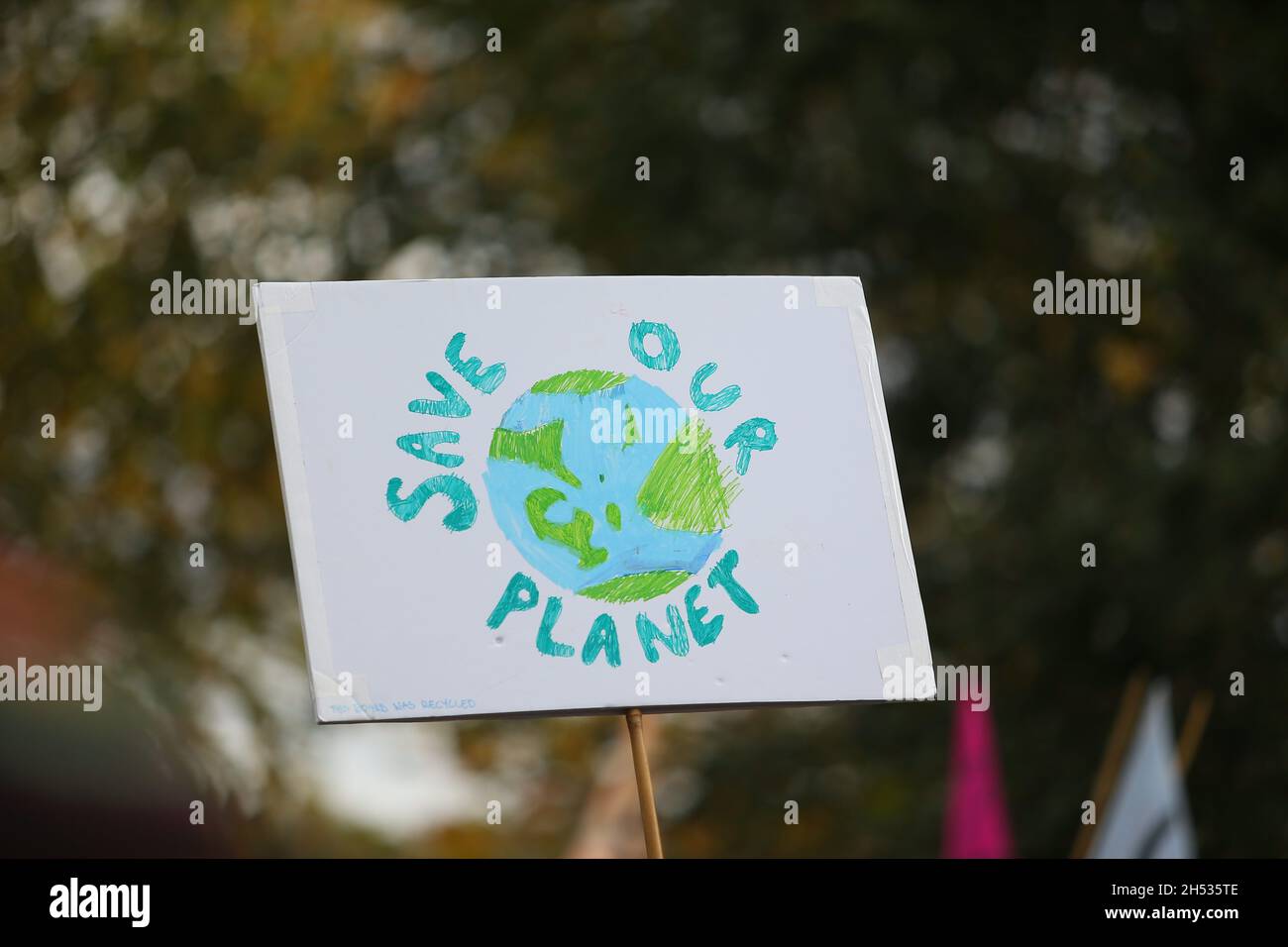 Protesta sul cambiamento climatico, Birmingham, Regno Unito. 6 novembre 2021. Centinaia di manifestanti si sono riuniti nel centro di Birmingham per sfogare la loro frustrazione per la mancanza di progressi reali nei colloqui della COP26. Credit: Peter Lopeman/Alamy Live News Foto Stock