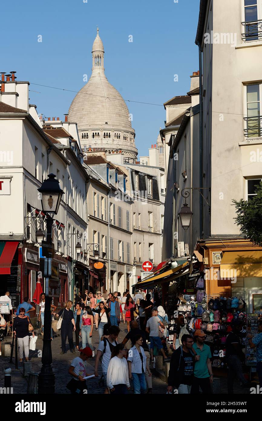 Parigi, Francia - Luglio 2019: Folla a piedi in rue Norvins, una strada lastricata che conduce a Place du Tertre, a pochi passi dalla Basilica di Montmartre Foto Stock