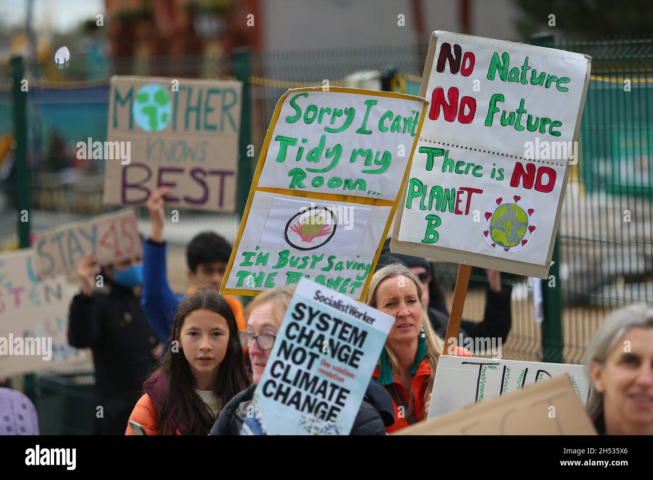 Protesta sul cambiamento climatico, Birmingham, Regno Unito. 6 novembre 2021. Centinaia di manifestanti si sono riuniti nel centro di Birmingham per sfogare la loro frustrazione per la mancanza di progressi reali nei colloqui della COP26. Credit: Peter Lopeman/Alamy Live News Foto Stock