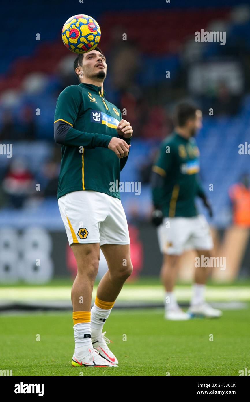 Londra, Regno Unito. 6 NOVEMBRE Raul Jimenez di Wolverhampton si riscalda durante la partita della Premier League tra Crystal Palace e Wolverhampton Wanderers a Selhurst Park, Londra sabato 6 novembre 2021. (Credit: Federico Maranesi | MI News) Credit: MI News & Sport /Alamy Live News Foto Stock