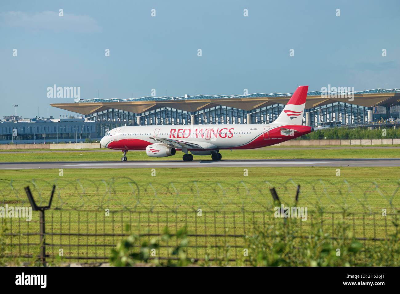 SAN PIETROBURGO, RUSSIA - 08 AGOSTO 2020: Airbus A321-200 (VP-BRS) delle compagnie aeree Red Wings sulla pista sullo sfondo di Pulkovo aeroporto bui Foto Stock
