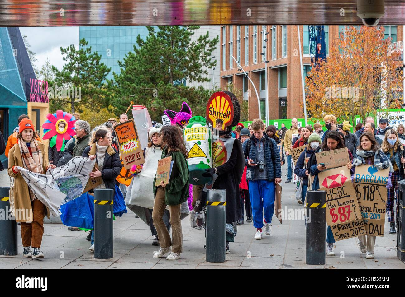 Coventry, Regno Unito. 6 novembre 2021. Oggi a Coventry si è svolta una protesta sul clima in concomitanza con la conferenza COP26 a Glasgow. Circa 100 persone hanno protestato nel centro di Coventry prima di recarsi a Birmingham per unirsi alla sua protesta. Credit: AG News/Alamy Live News Foto Stock