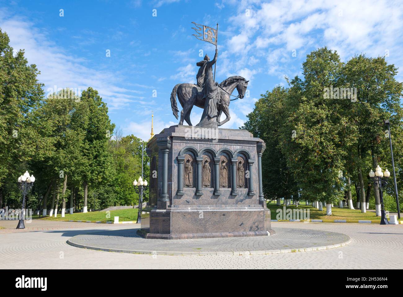 VLADIMIR, RUSSIA - 28 AGOSTO 2020: Vista del monumento al Principe Vladimir e San Fyodor - i battists della terra Vladimir in un giorno di agosto soleggiato. Foto Stock