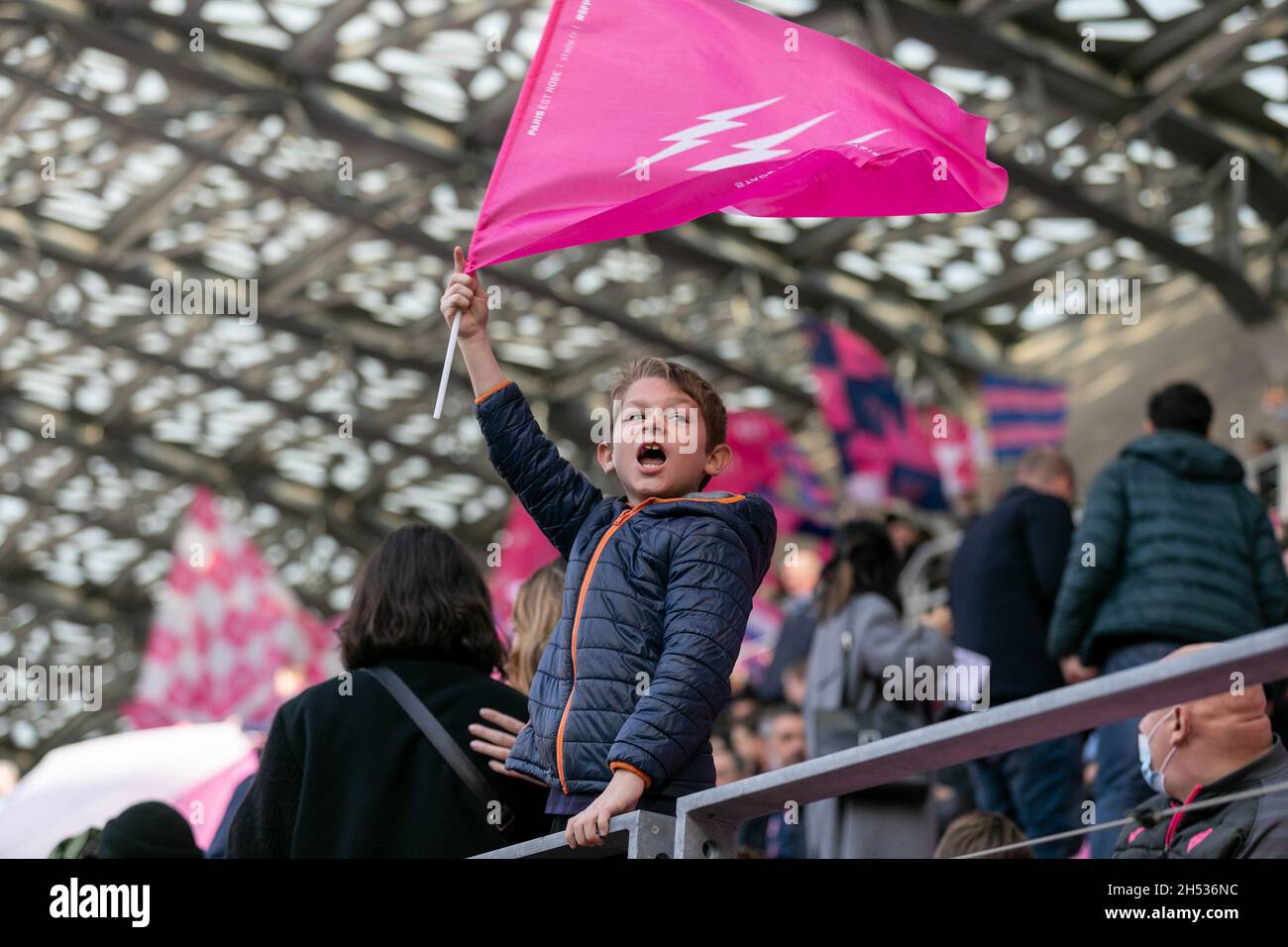 Parigi, Francia. 6 NOVEMBRE Un fan di Stade Francais è visto durante la Top 14 tra Stade Francais Paris Rugby e Montpellier Hérault Rugby allo Stade Jean-Bouin, Parigi Sabato 6 novembre 2021. (Credit: Juan Gasparini | MI News) Credit: MI News & Sport /Alamy Live News Foto Stock