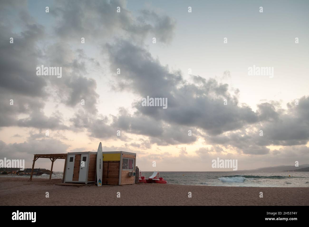 La stazione degli sport acquatici si trova sulla spiaggia di Propriano in una serata estiva, isola della Corsica, Francia Foto Stock