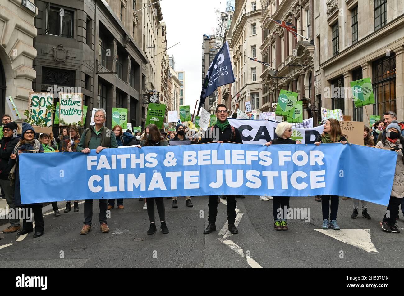 Londra, Regno Unito. 6 novembre 2021. Giornata globale d'azione per la giustizia climatica. I manifestanti marciano a Londra mentre la COP26 si tiene a Glasgow per chiedere ai governi e alle aziende di limitare le temperature globali a 1.5°C e fornire soluzioni alla crisi climatica. Credit: Andrea Domeniconi/Alamy Live News Foto Stock