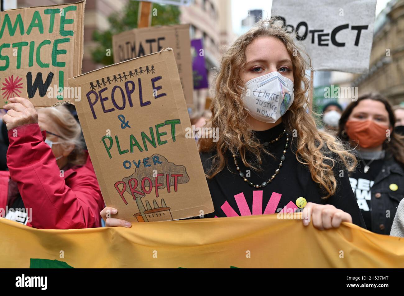 Londra, Regno Unito. 6 novembre 2021. Giornata globale d'azione per la giustizia climatica. I manifestanti marciano a Londra mentre la COP26 si tiene a Glasgow per chiedere ai governi e alle aziende di limitare le temperature globali a 1.5°C e fornire soluzioni alla crisi climatica. Credit: Andrea Domeniconi/Alamy Live News Foto Stock