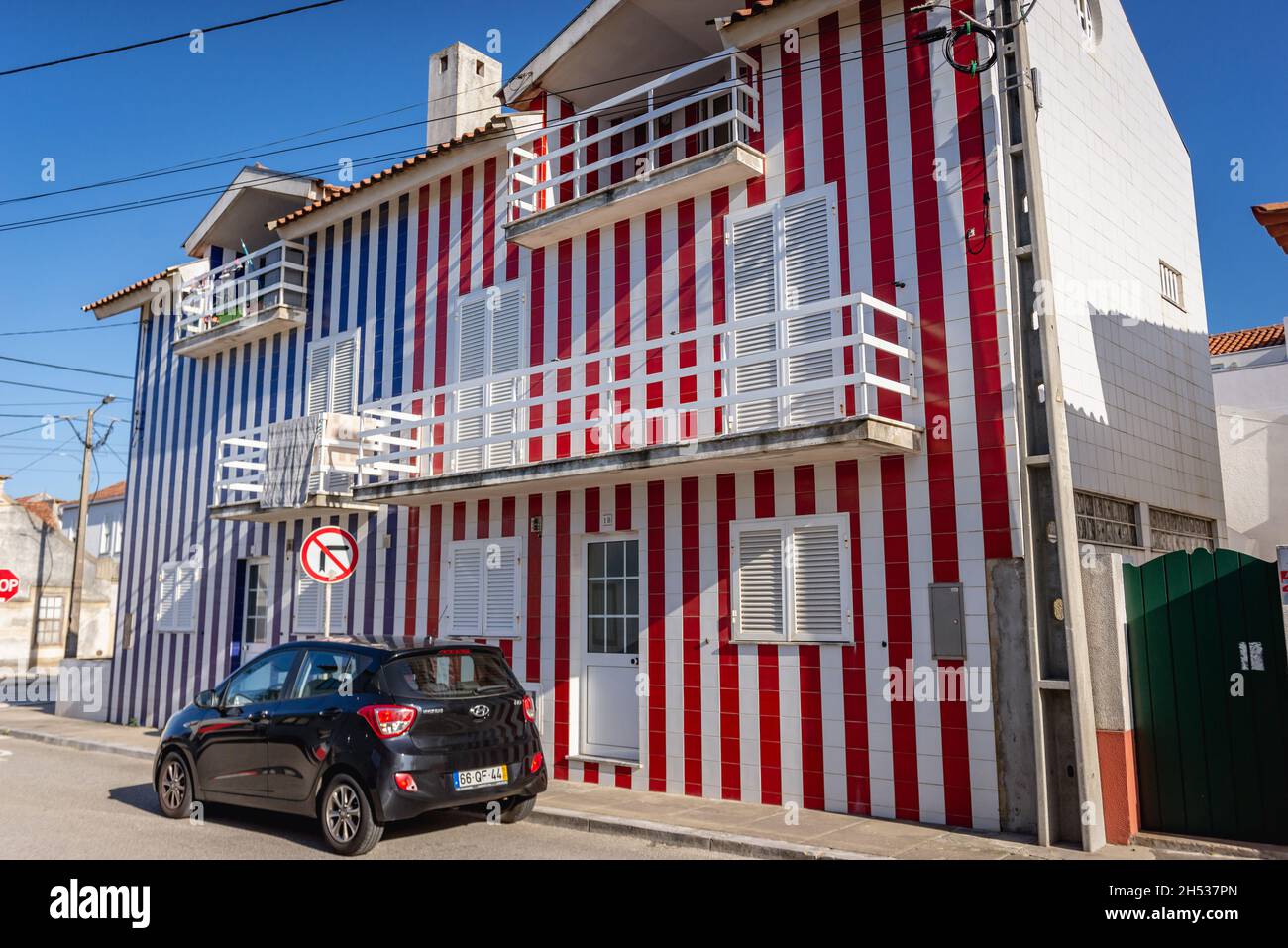 Caratteristiche case dipinte chiamate Palheiros nella zona di Costa Nova della città di Aveiro nella regione del Centro del Portogallo Foto Stock