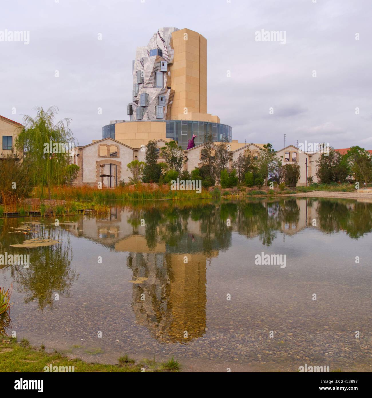 La torre Luma di Frank Gehry, Parc des Ateliers, Arles, Francia Foto Stock