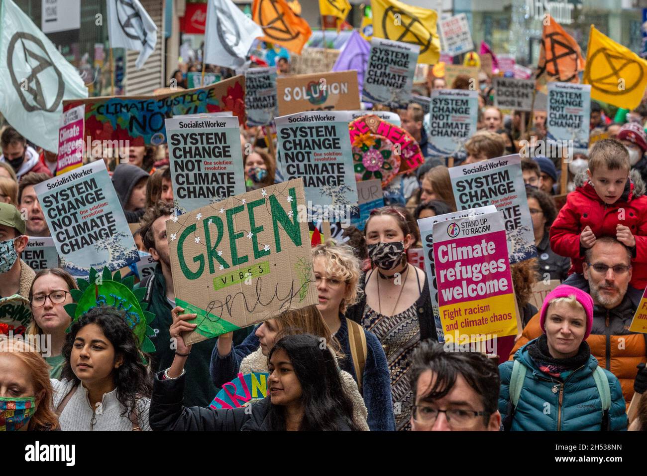 Birmingham, West Midlands, Regno Unito. 6 novembre 2021. Oggi a Birmingham si è svolta una protesta per il clima in concomitanza con la conferenza COP26 a Glasgow. Tra 3,000 e 4,000 persone protestarono ad un raduno di Birmingham prima di marciare attraverso il centro della città. Credit: AG News/Alamy Live News Foto Stock