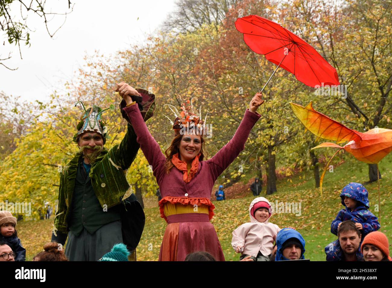 Glasgow, Scozia, Regno Unito. 6 novembre 2021. Migliaia di manifestanti hanno sfidato la pioggia e i venti forti mentre si sono convergenti a Glasgow in Scozia per la Giornata Mondiale d'azione per la Giustizia climatica. Gli organizzatori hanno affermato che in tutto il mondo si sono svolte oltre 300 proteste. La gente si radunò nel Parco di Kelvingrove e marciò attraverso il centro della città. Il COP26 Climate Summit attualmente in corso nella città è a metà strada attraverso due settimane di negoziati di alto livello. Molti manifestanti hanno espresso frustrazione per il lento ritmo del cambiamento e la mancanza di impegno da parte dei leader mondiali. (Credit Image: © Rod Harbinson/ZUM Foto Stock